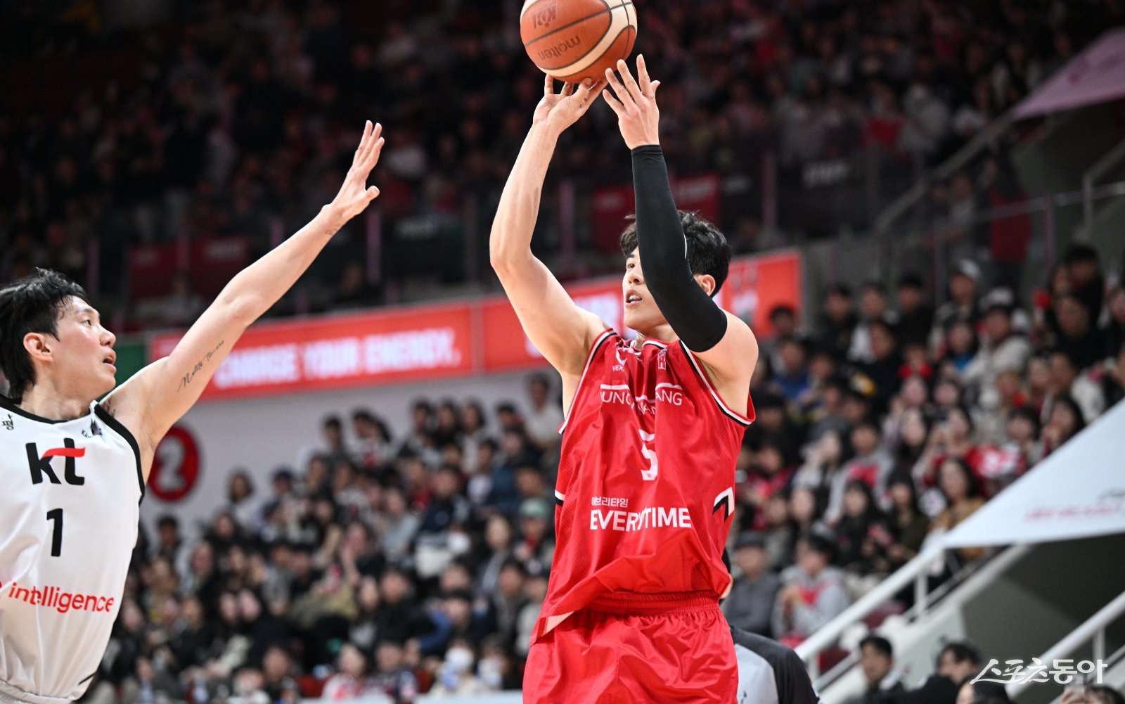 정관장 변준형(오른쪽)이 22일 안양체육관에서 열린 KT전 도중 한희원의 수비를 피해 슛을 시도하고 있다. 사진제공｜KBL
