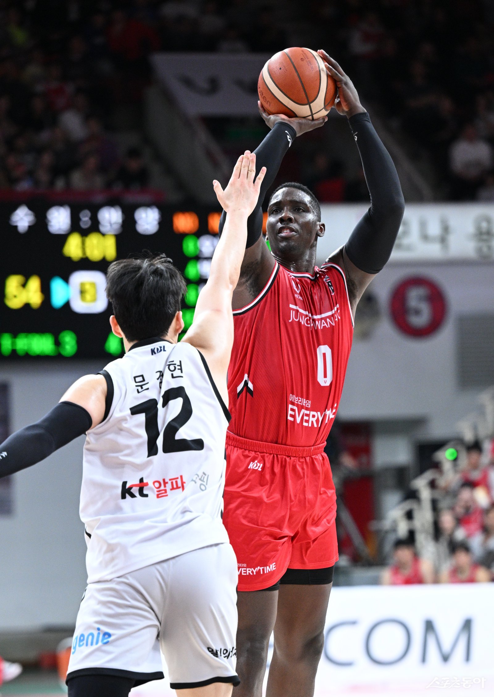 정관장 조니 오브라이언트(오른쪽)가 22일 안양체육관에서 열린 KT전 도중 문정현의 수비를 피해 외곽슛을 던지고 있다.  사진제공｜KBL