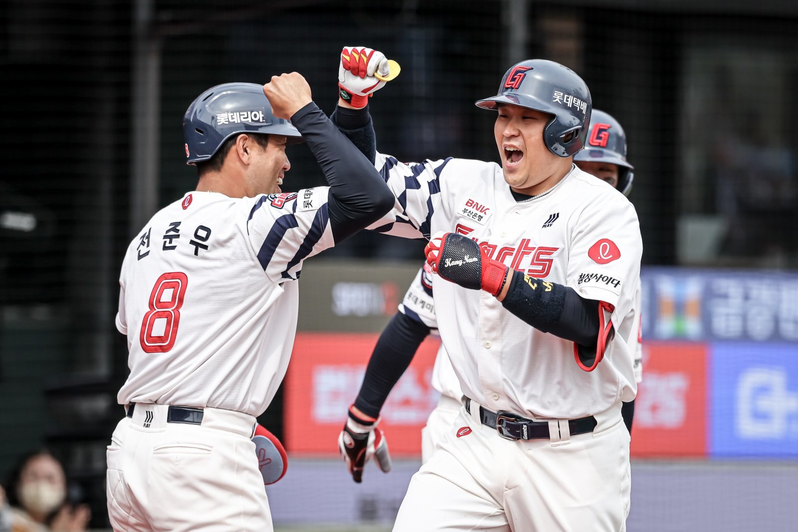 부활의 서막인가… 롯데 유강남, 데뷔 첫 시범경기 멀티 홈런으로 5타점 맹활약