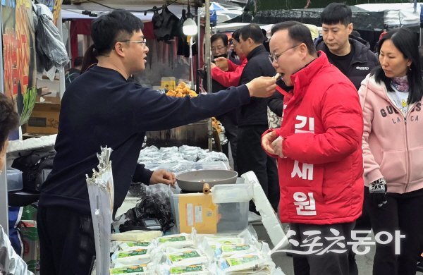 김재원 경상북도지사 예비후보가 전통시장을 방문해 주민들과 소통하고 있다. 사진제공 ㅣ 김재원사무소