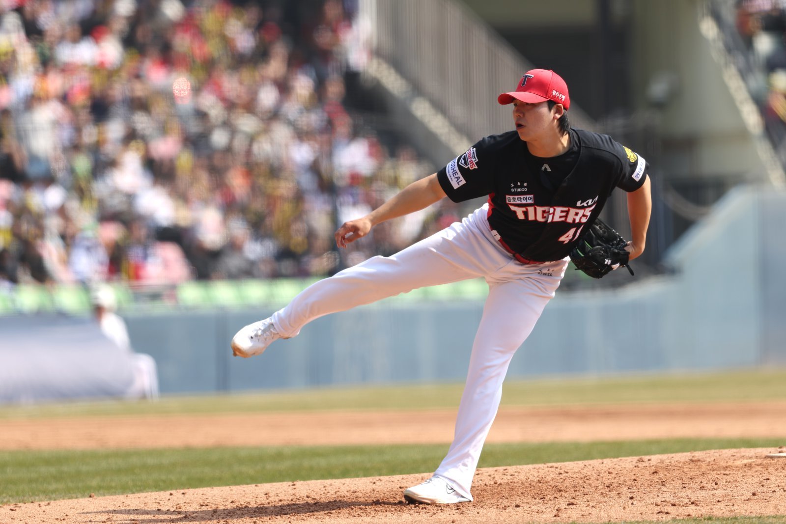 KIA 황동하가 22일 잠실구장서 열린 ‘2026 신한 SOL KBO리그’ 시범경기 두산전서 힘차게 공을 던지고 있다. 사진제공｜KIA 타이거즈