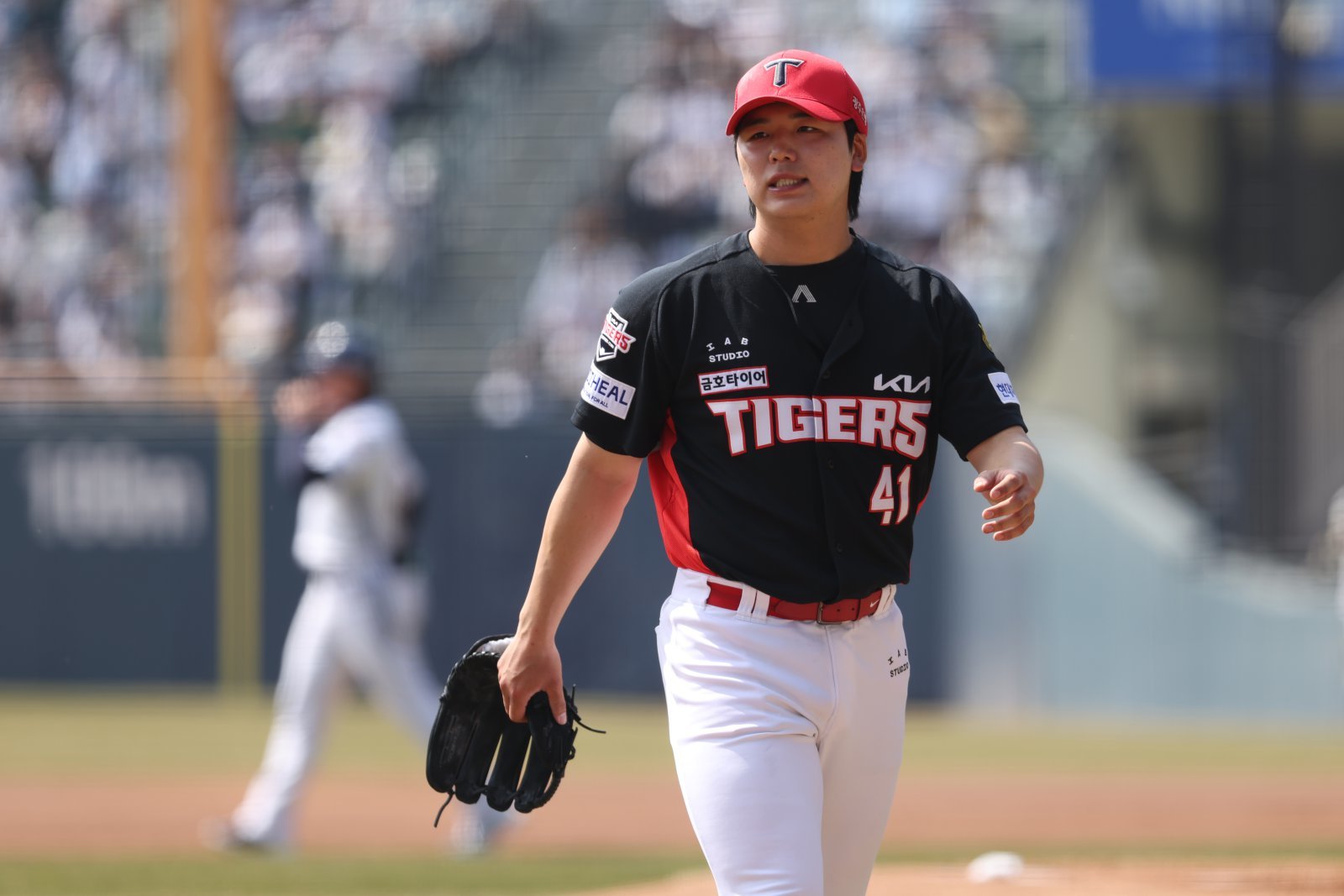 KIA 황동하가 22일 잠실구장서 열린 ‘2026 신한 SOL KBO리그’ 시범경기 두산전서 이닝을 마무리한 뒤 마운드를 내려오고 있다. 사진제공｜KIA 타이거즈