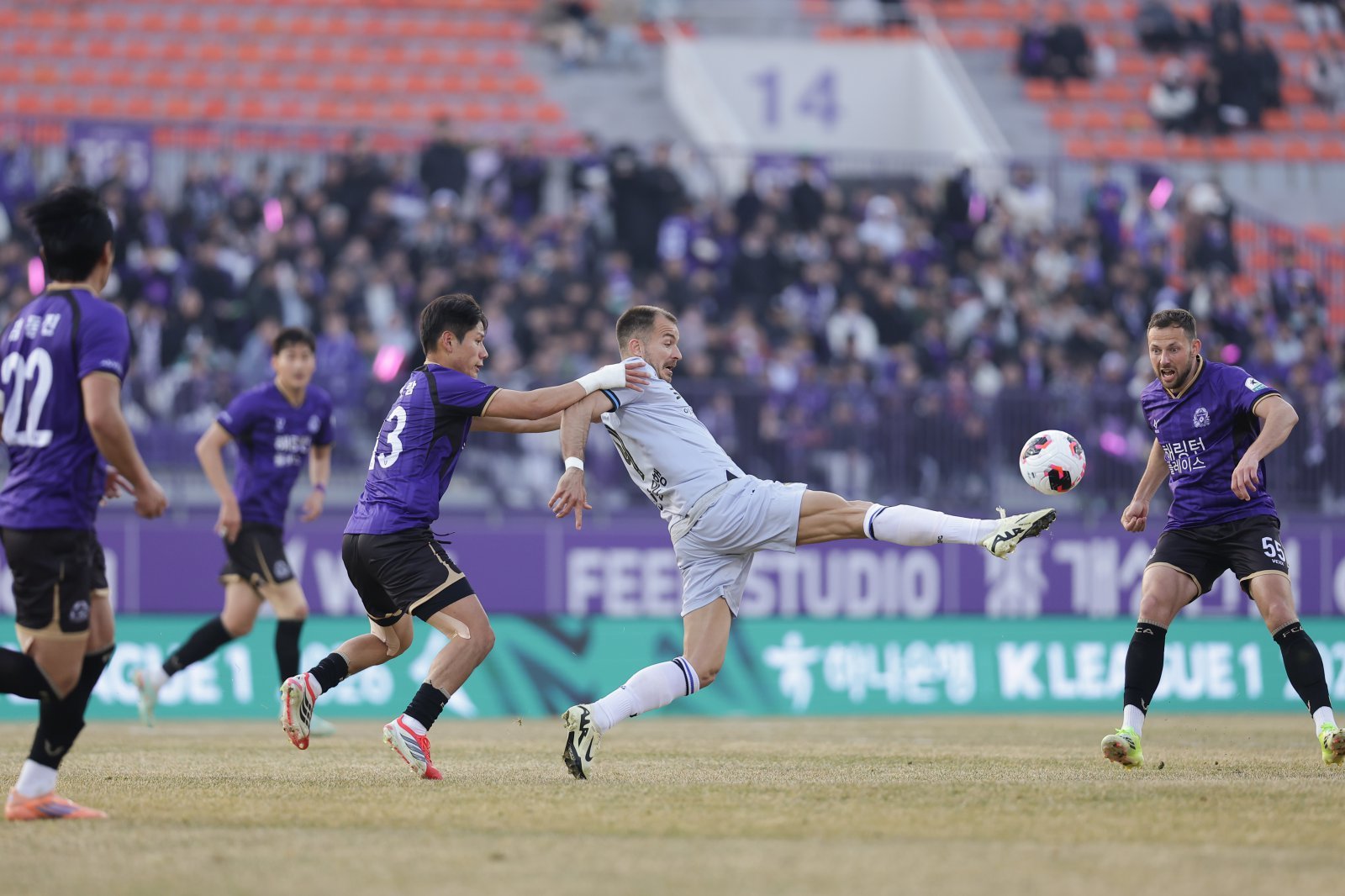 인천 무고사(오른쪽 2번째)가 22일 안양종합운동장에서 열린 안양과 원정 경기 도중 상대 수비의 경합을 이겨내고 공을 지키고 있다. 사진제공│한국프로축구연맹
