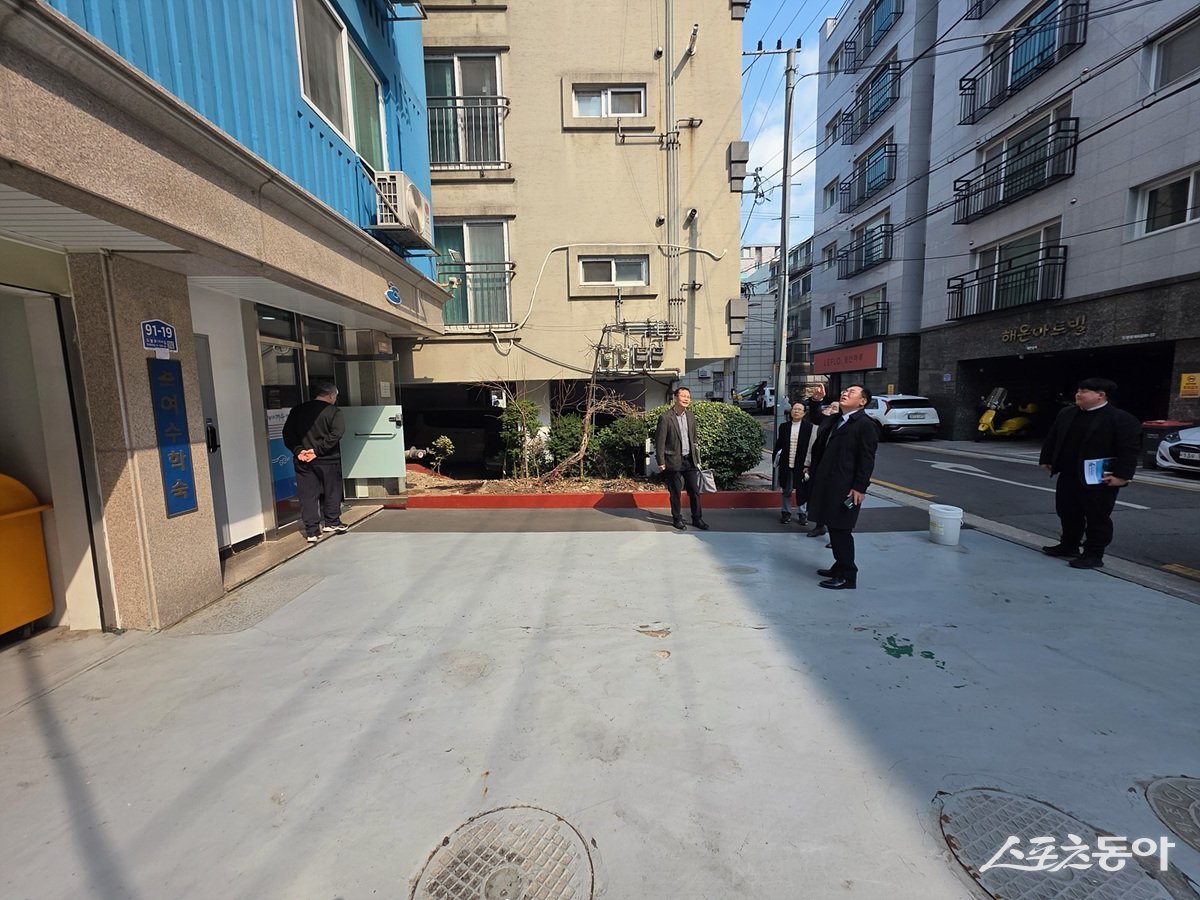 정현구 부시장이 서울 도봉구 창동에 위치한 여수학숙을 방문해 생활실과 공용시설을 직접 둘러보며 시설 현황을 점검하고 있다. 사진제공=여수시