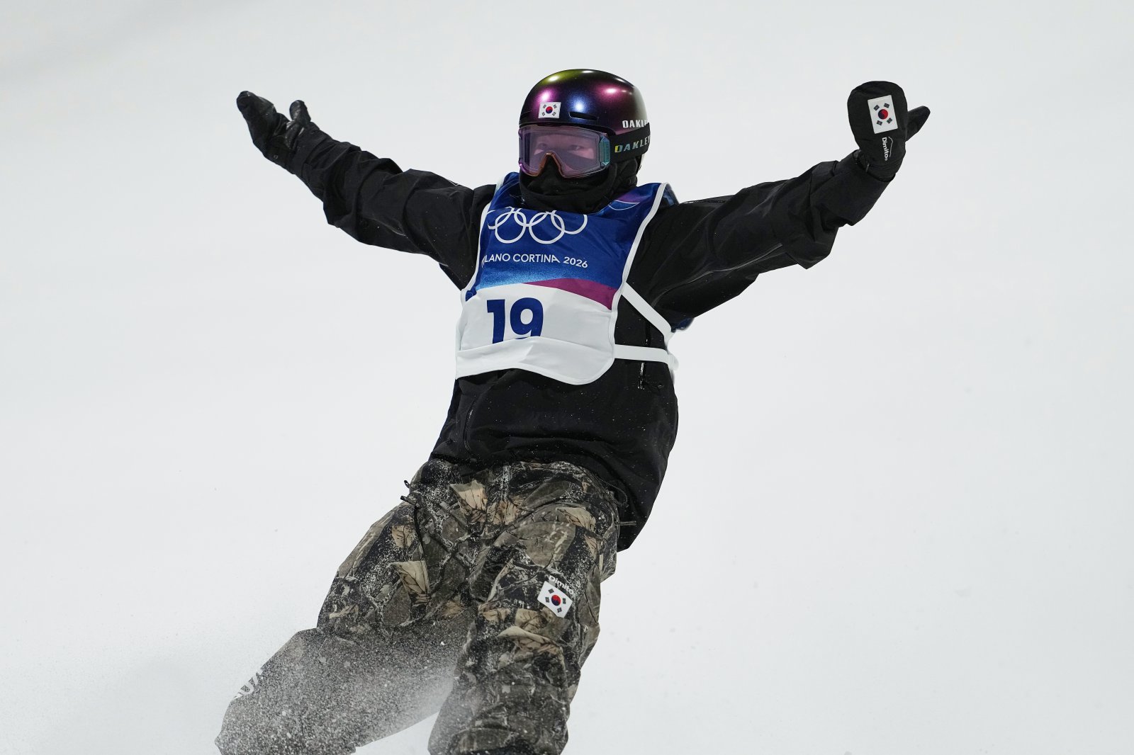 유승은이 2026밀라노·코르티나담페초동계올림픽 스노보드 여자 빅에어 결선을 마무리한 뒤 환호하고 있다. 리비뇨｜AP뉴시스
