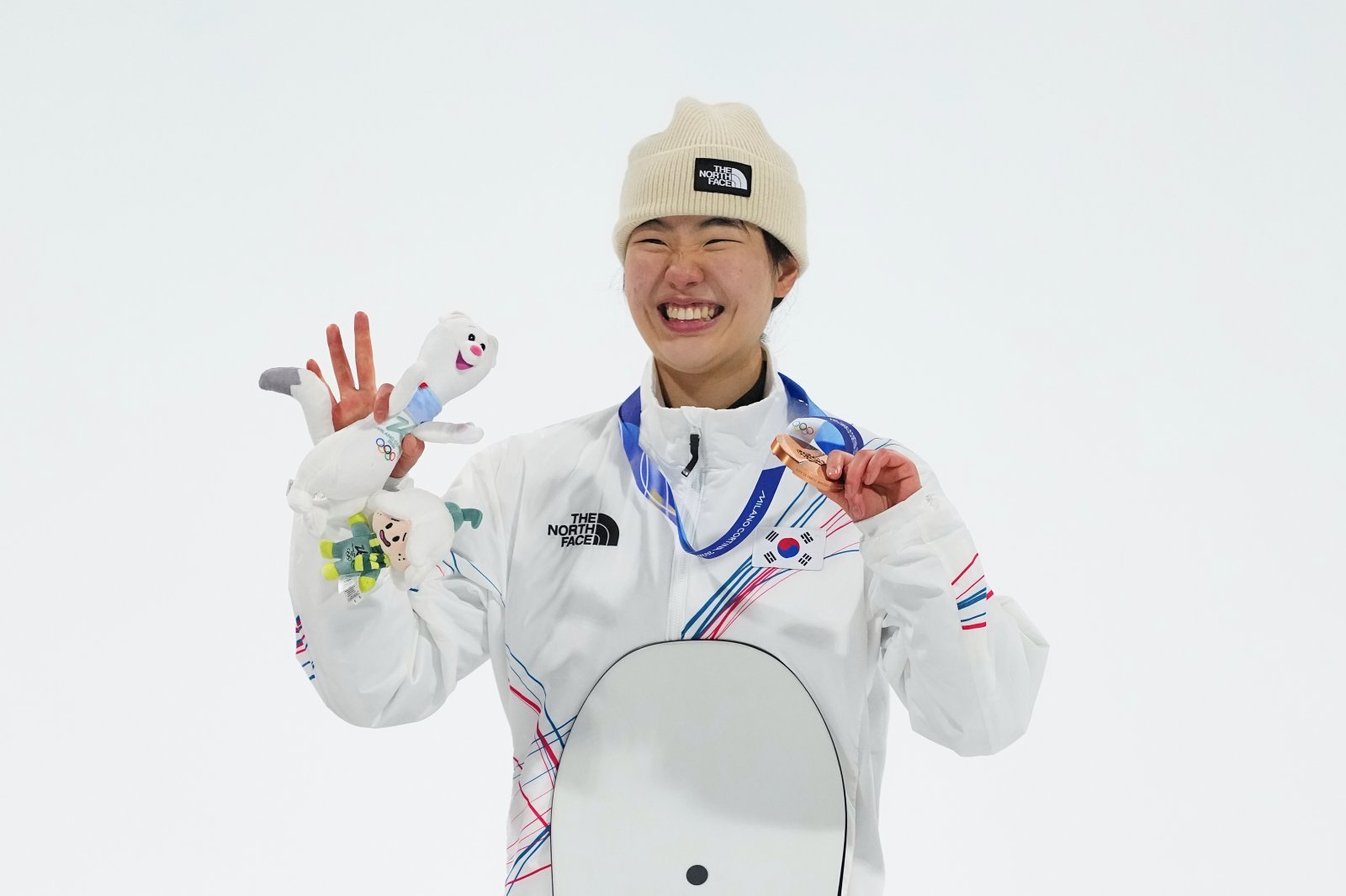 유승은이 2026밀라노·코르티나담페초동계올림픽 스노보드 여자 빅에어 결선에서 동메달을 따낸 뒤 환하게 웃고 있다. 리비뇨｜AP뉴시스