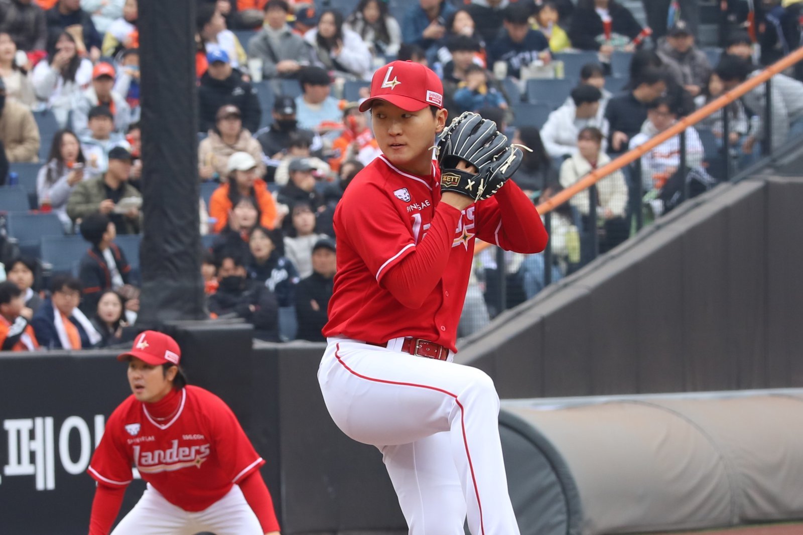 이번 시즌 SSG의 2선발로 낙점된 김건우는 어깨 수술을 받는 선배 김광현을 생각하며 마운드에 오르겠다고 밝혔다. 사진제공｜SSG 랜더스