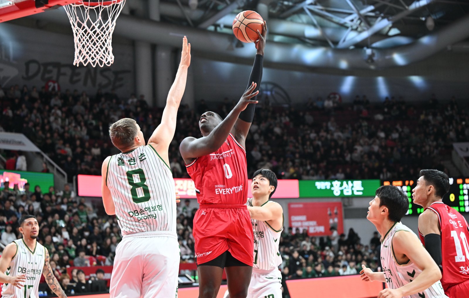 DB-정관장의 5라운드 맞대결. 정관장 오브라이언트(오른쪽)가 DB 헨리 엘런슨을 피해 슛을 시도하고 있다. 사진제공｜KBL