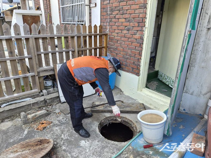 인천 중구가 여름철 모기 매개 감염병 예방을 위해 유충 구제 작업을 실시한다.  사진제공｜인천 중구청