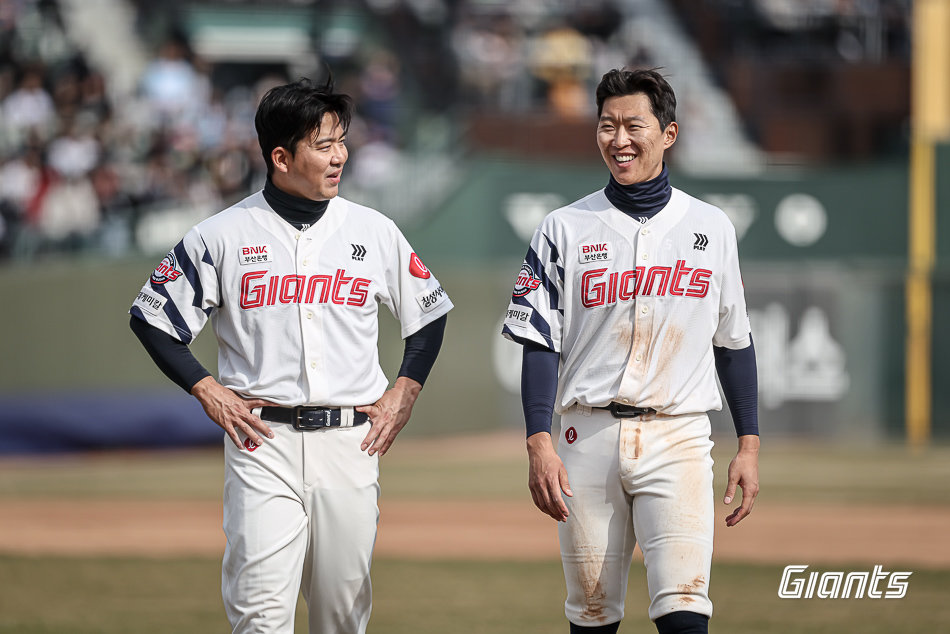 거인 일으켜 세운 김민성-박승욱…롯데, 베테랑 활약 힘입어 시범경기 1위 확정