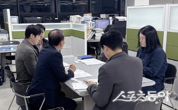 포항시 관계자들이  해양수산부를 방문해 핵심 사업 필요성과 타당성을 설명하고 있다. 사진제공 ㅣ 포항시