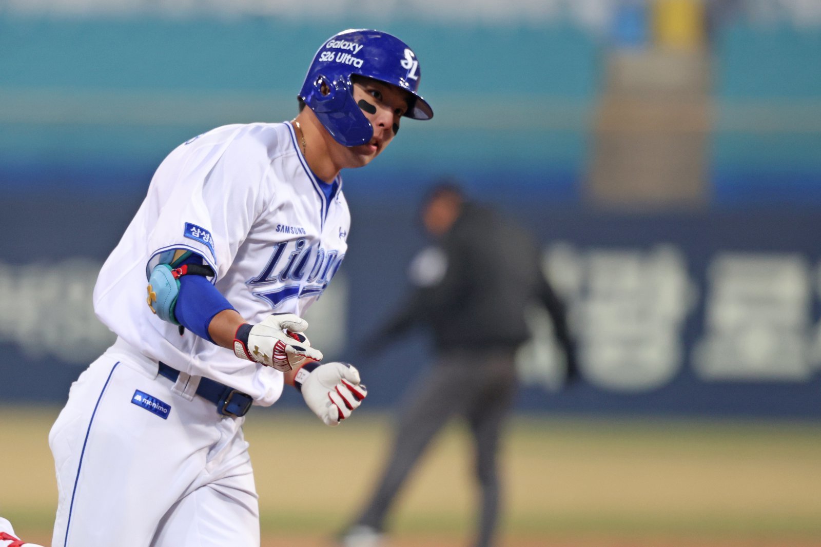 삼성 김영웅이 23일 대구삼성라이온즈파크서 열린 ‘2026 신한 SOL KBO리그’ 시범경기 KIA와 홈경기서 4회말 투런 홈런을 친 뒤 그라운드를 돌고 있다. 사진제공｜삼성 라이온즈