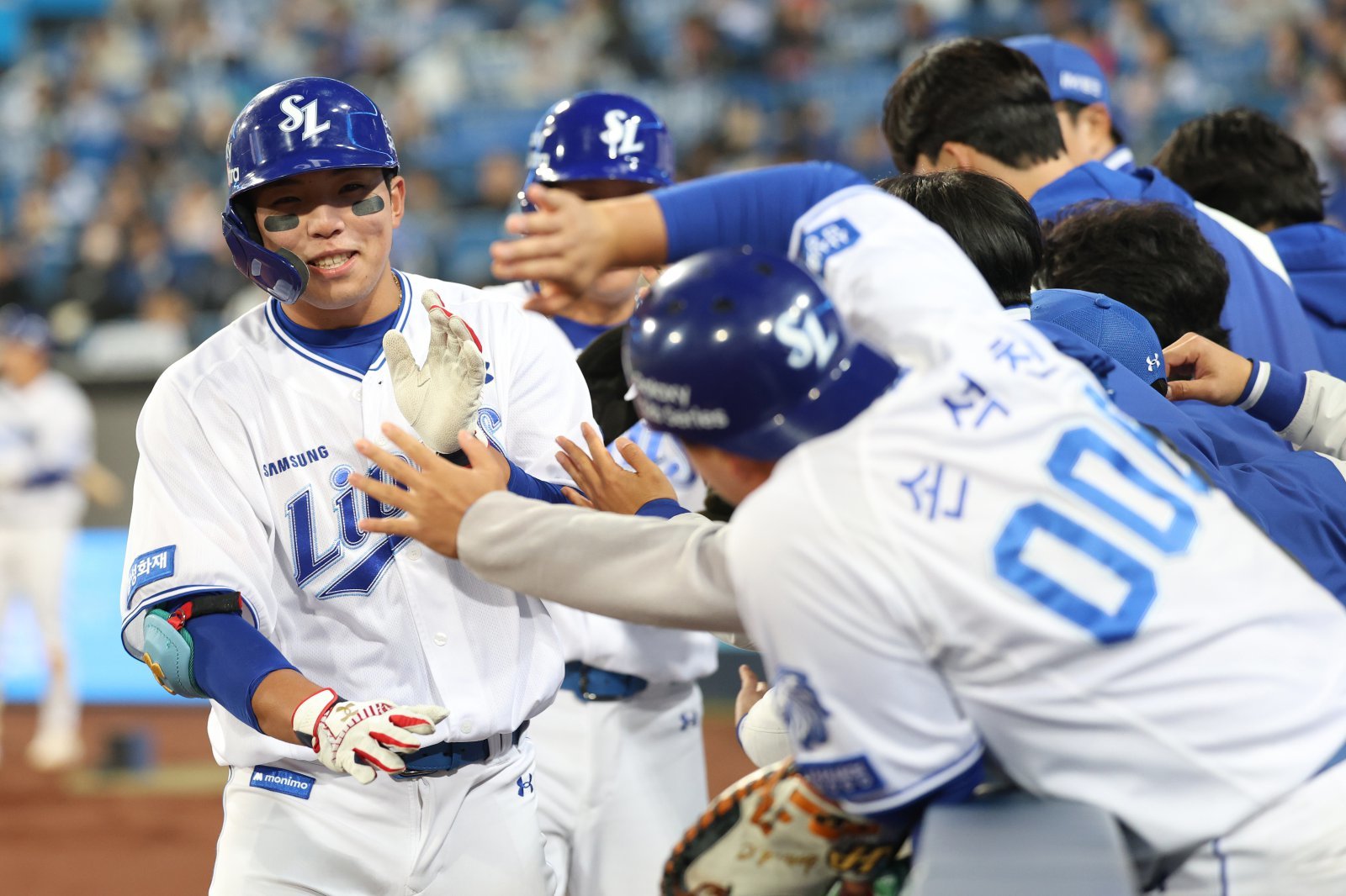 삼성 김영웅(왼쪽)이 23일 대구삼성라이온즈파크서 열린 ‘2026 신한 SOL KBO리그’ 시범경기 KIA와 홈경기서 4회말 투런 홈런을 치고 동료와 기쁨을 만끽하고 있다. 사진제공｜삼성 라이온즈