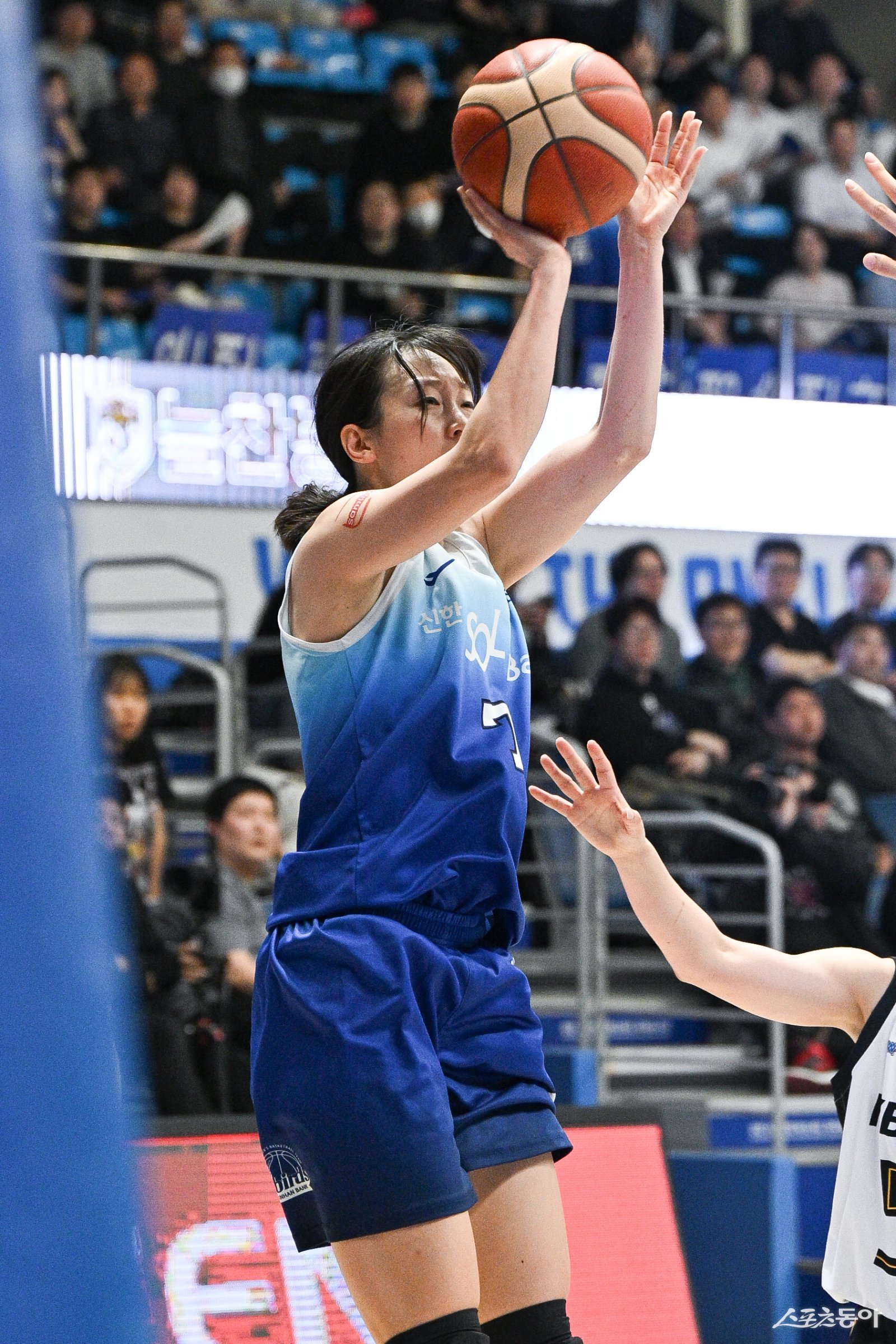 ‘신지현-홍유순 쌍끌이’ 최하위 신한은행, KB스타즈 우승 도전에 고춧가루