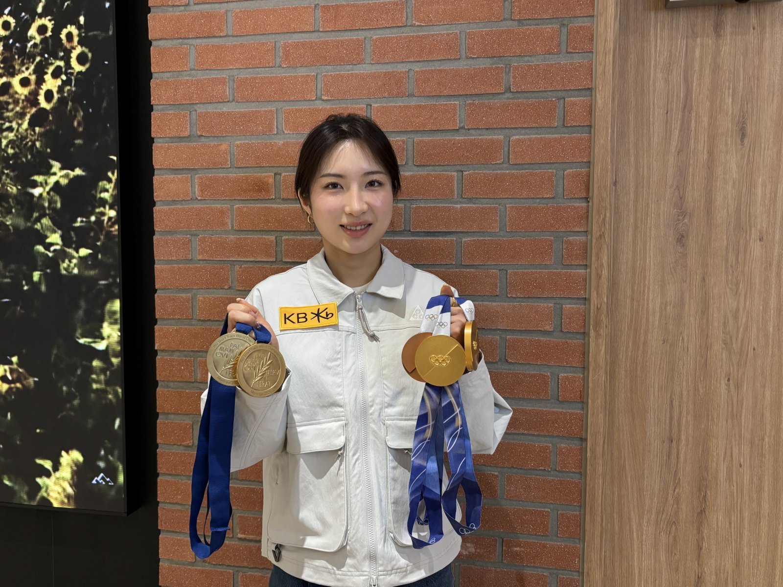 김길리가 20일 올림픽파크텔서 열린 인터뷰를 마친 뒤 올림픽, 세계선수권서 따낸 금메달을 들어 보이고 있다. 강산 기자 posterboy@donga.com