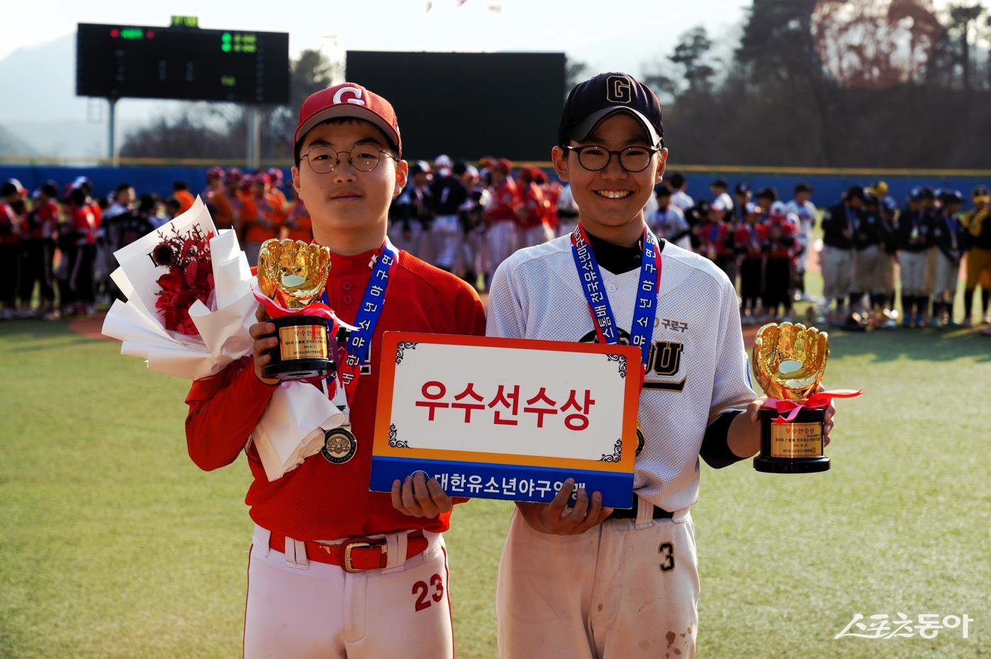 제9회 스톰배 전국유소년야구대회에서 U-13 청룡 우수선수상을 받은 과천시유소년야구단 조희준(왼쪽)과 구로구유소년야구단 김가람. 사진 제공｜대한유소년야구연맹