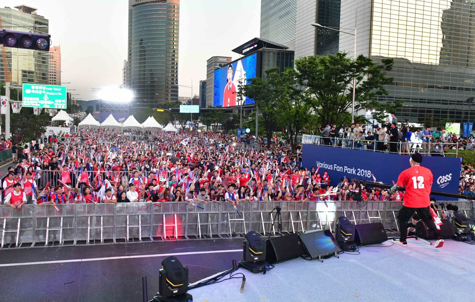 2018 FIFA 러시아 월드컵 당시 카스가 영동대로 일대에서 개최한 대규모 응원전(한국-멕시코전). 사진제공｜오비맥주