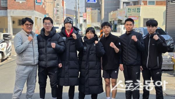 한국미래산업고등학교 학교운동부(복싱)가 ‘2026 대한복싱협회장배 전국종별복싱대회’를 마친 후 기념촬영을 하고 있는 모습. 사진제공ㅣ영주교육지원청