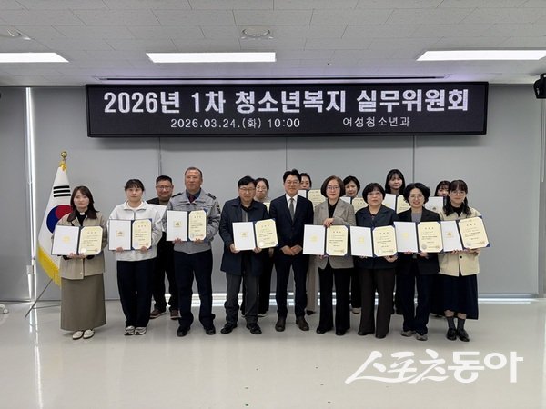 신안군은 24일 신안군가족센터 교류소통공간실에서 2026년 제1차 청소년복지 실무위원회를 열고 지역 청소년들의 복지 증진과 위기 대응 방안을 논의했다. 사진제공 I 신안군