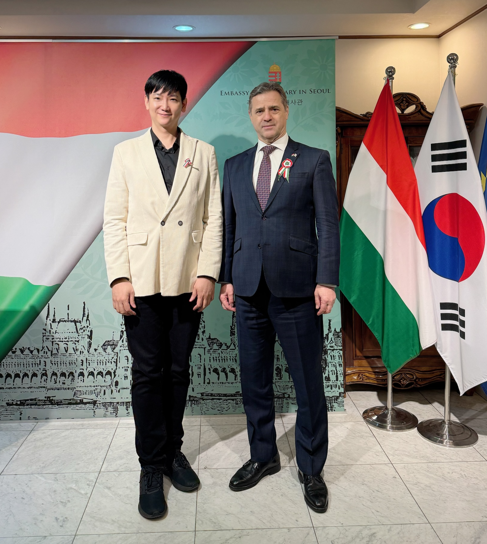 KoN(콘, 왼쪽)과 이슈트반 메드비지 주한 리스트 헝가리 문화원장