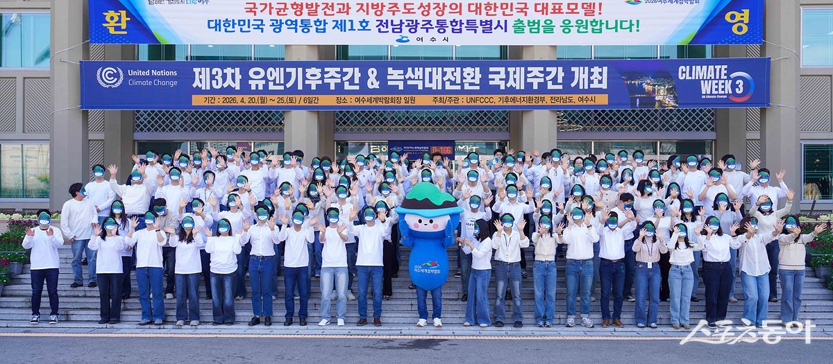 여수시 부시장을 비롯한 행정안전국 직원 150여 명이 섬박람회 홍보영상 콘텐츠를 자발적으로 기획해 지역 사회로부터 호평을 받고 있다.