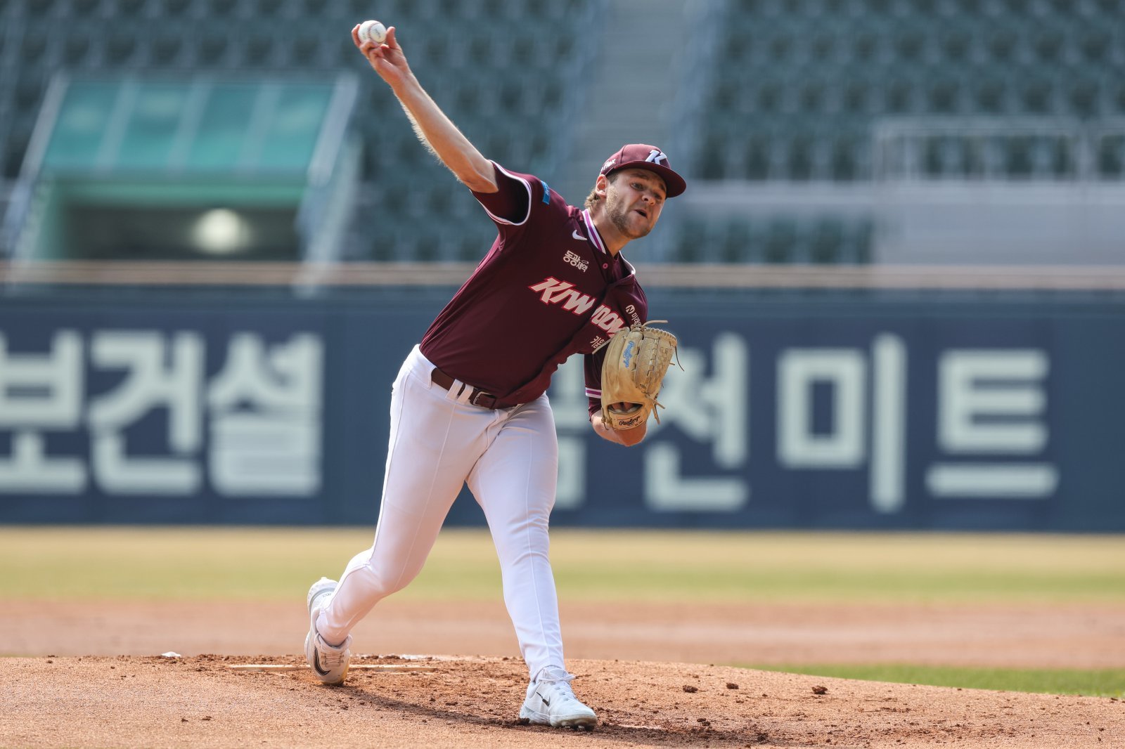 키움 네이선 와일스가 24일 잠실구장서 열린 ‘2026 신한 SOL 뱅크 KBO리그’ LG와 시범경기에 선발투수로 등판해 힘차게 공을 던지고 있다. 와일스는 5이닝 4안타 무4사구 1탈삼진 무실점 호투로 팀의 5-2 승리를 이끌었다. 사진제공｜키움 히어로즈