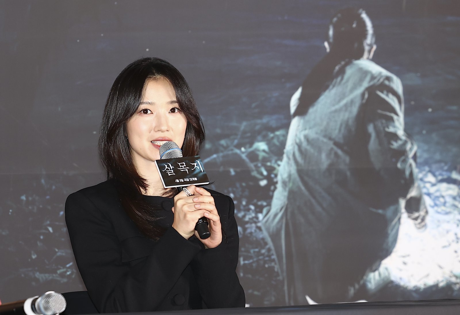 [서울=뉴시스] 김근수 기자 = 영화 ‘살목지’에서 한수인 PD역을 맡은 배우 김혜윤이 24일 서울 용산구 CGV용산점에서 열린 영화 살목지 시사회에서 질의응답을 하고 있다. 2026.03.24. ks@newsis.com
