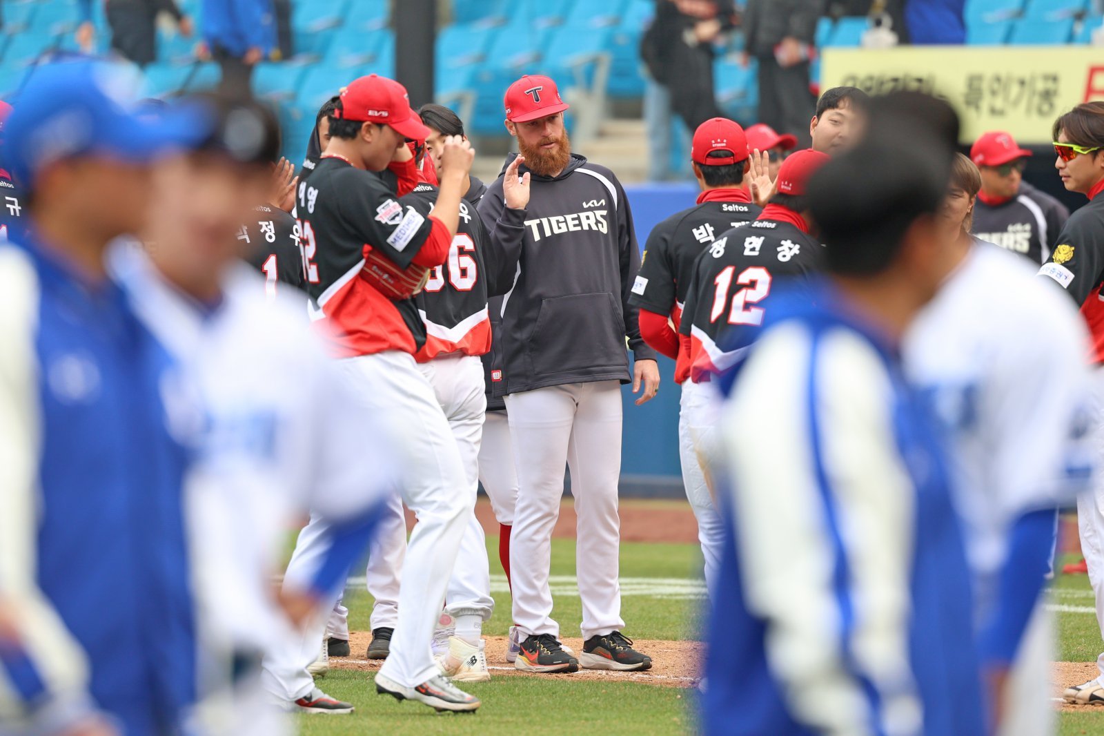 KIA 아담 올러(가운데)가 24일 대구삼성라이온즈파크서 열린 ‘2026 신한 SOL KBO리그’ 시범경기 삼성과 원정경기서 힘차게 투구하고 있다. 사진제공｜KIA 타이거즈