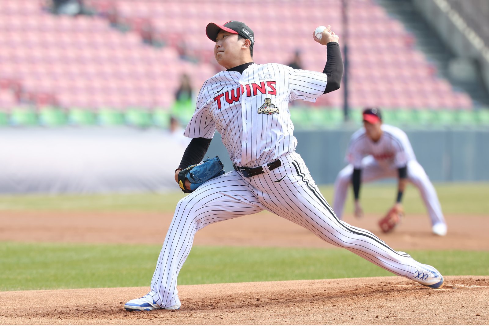 LG 손주영이 24일 잠실구장서 열린 ‘2026 신한 SOL 뱅크 KBO리그’ 키움과 시범경기에 팀 선발투수로 등판해 힘차게 공을 던지고 있다. WBC서 팔꿈치 부상을 입은 손주영은 이날 시범경기 첫 등판에 나섰다. 1.2이닝 3실점(2자책) 투구로 만족스러운 성적을 올리진 못했다. 사진제공｜LG 트윈스