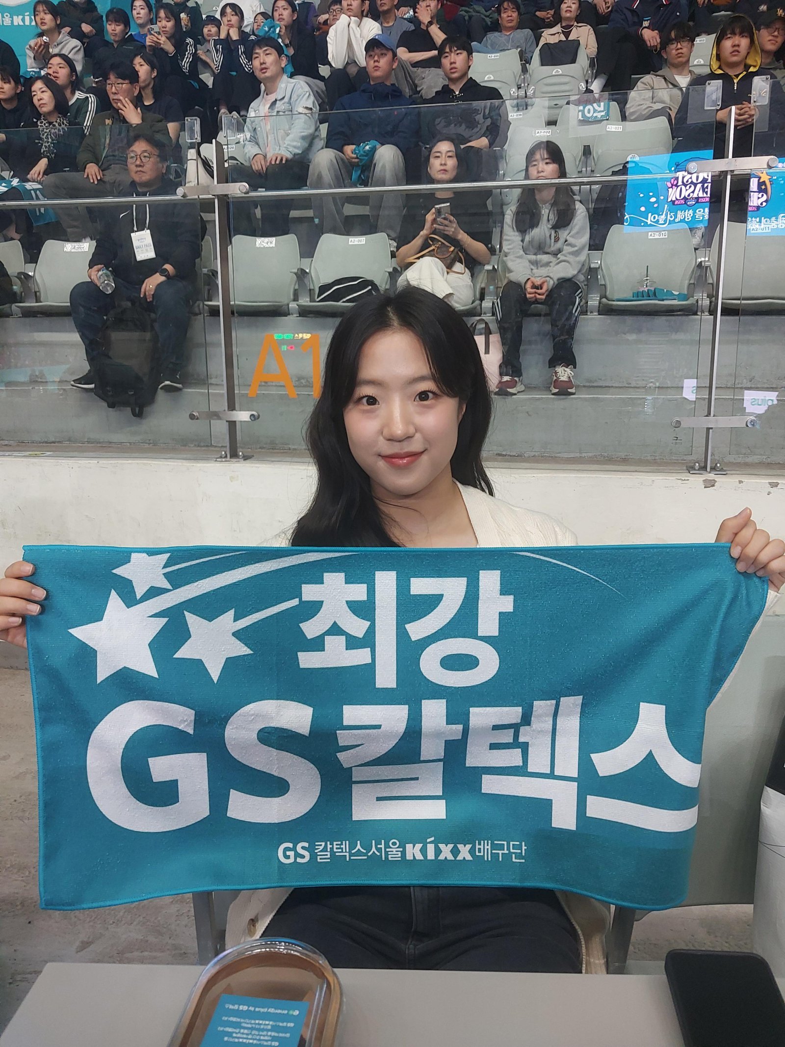 신유빈이 24일 장충체육관서 열린 GS칼텍스-흥국생명의 V리그 여자부 준PO경기를 앞두고 시구를 한 뒤 관중석서 GS칼텍스를 응원하고 있다. 장충│권재민 기자 jmart220@donga.com