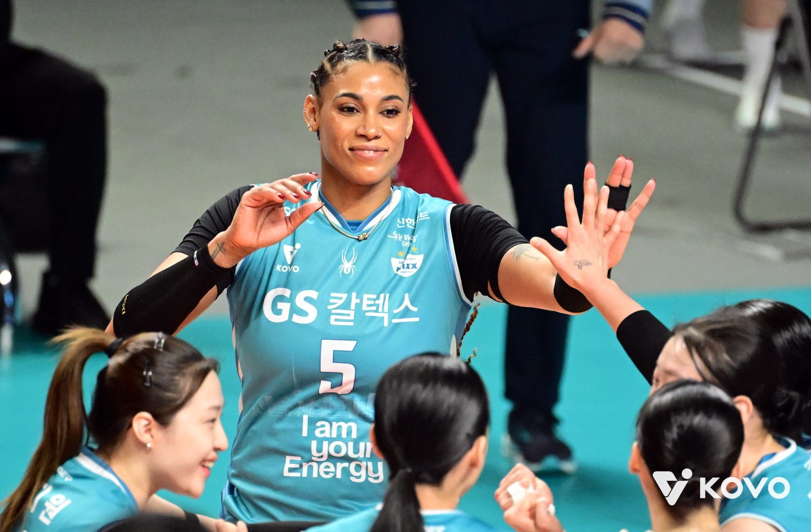 GS칼텍스 실바(뒤)가 24일 장충체육관서 열린 흥국생명과 준PO 홈경기 도중 득점한 뒤 동료들과 기뻐하고 있다. 사진제공│KOVO
