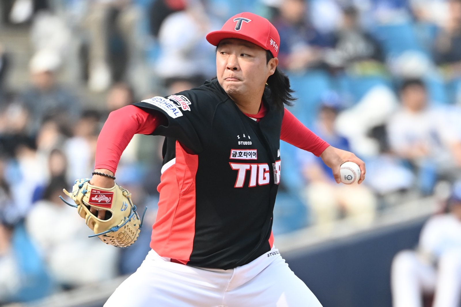 KIA 김범수가 24일 대구 삼성라이온즈파크에서 열린 ‘2026 신한 SOL KBO리그’ 시범경기 삼성과 원정경기서 힘차게 투구하고 있다. 사진제공｜KIA 타이거즈