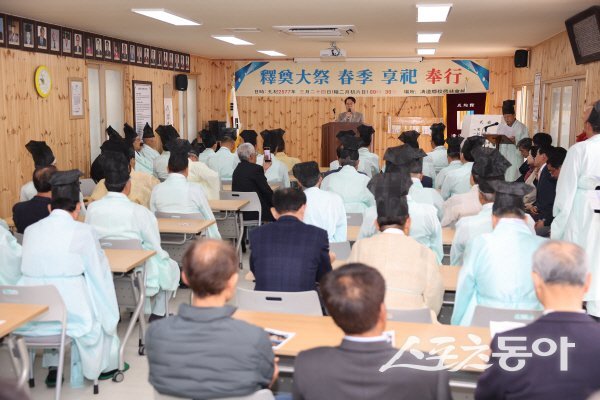 김하수 청도군수가 청도향교 춘기 석전대제에서 인사말을 하고 있다. 사진제공 ㅣ 청도군