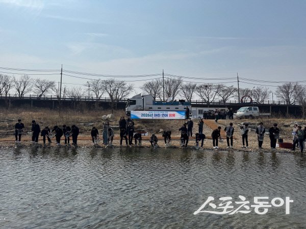 경상북도 민물고기연구센터가 울진 왕피천에 어린 연어 32만 마리를 방류하고 있다.  사진제공 ㅣ경북도