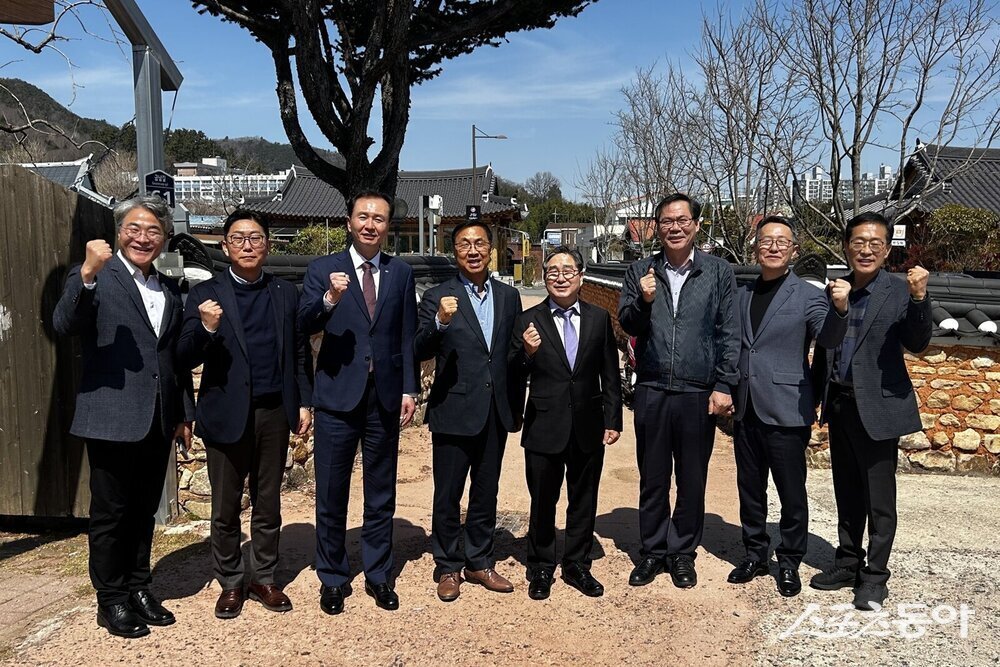나주시 관계자들이 지난 23일 한국농수산식품유통공사(aT), 전라남도 국제협력관, 수출 관련 기업 관계자들과 간담회를 갖고 기념촬영을 하고 있다. 사진제공 I 나주시