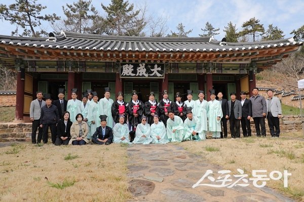 신안군은 3월 24일(음력 2월 6일 丁酉) 지도향교(전교 강래성)에서 유림과 지역주민 등 40여 명이 참석한 가운데 춘기 석전대제를 봉행했다. 사진제공 I 신안군