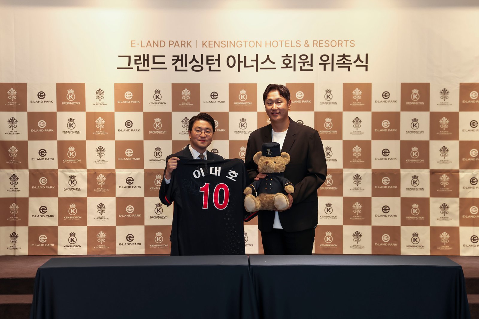 이랜드파크 이지운 대표(왼쪽)와 전 야구선수 이대호가 그랜드 켄싱턴 아너스 회원 위촉식에서 기념 촬영을 하고 있다.                   사진제공 ｜ 이랜드파크