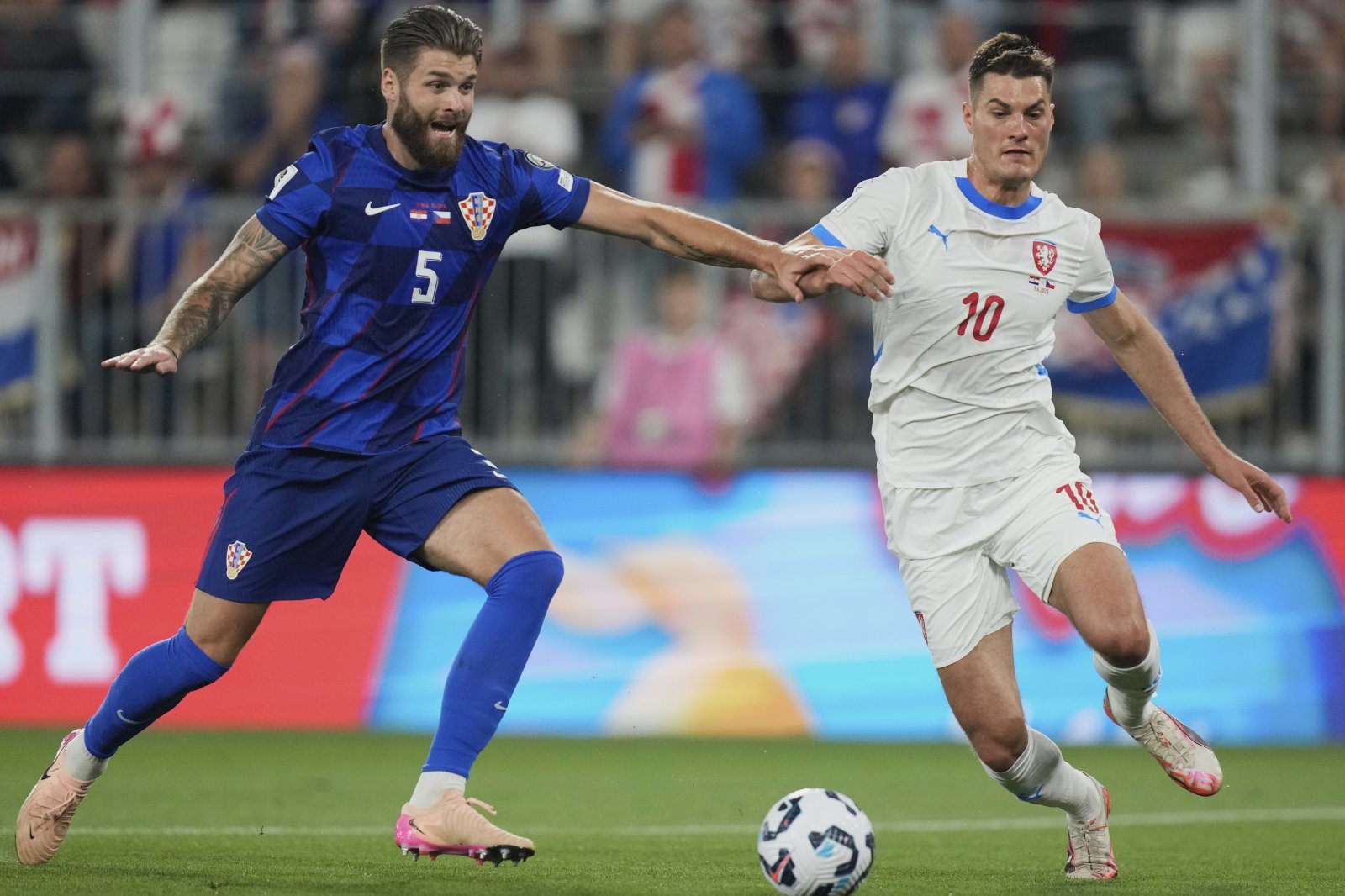 체코 대표팀 파트리크 시크(오른쪽)가 지난해 6월 크로아티아와 원정경기 도중 수비수와 공을 다투고 있다. 오시예크｜AP뉴시스