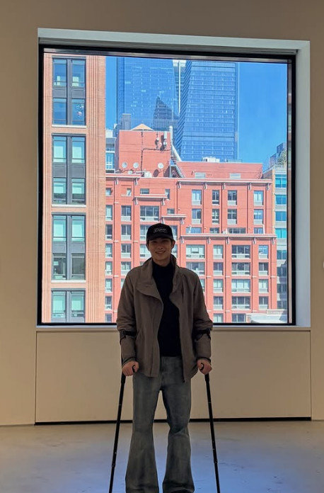 RM, 목발 짚은 근황 공개…“헤엄치러 가자”