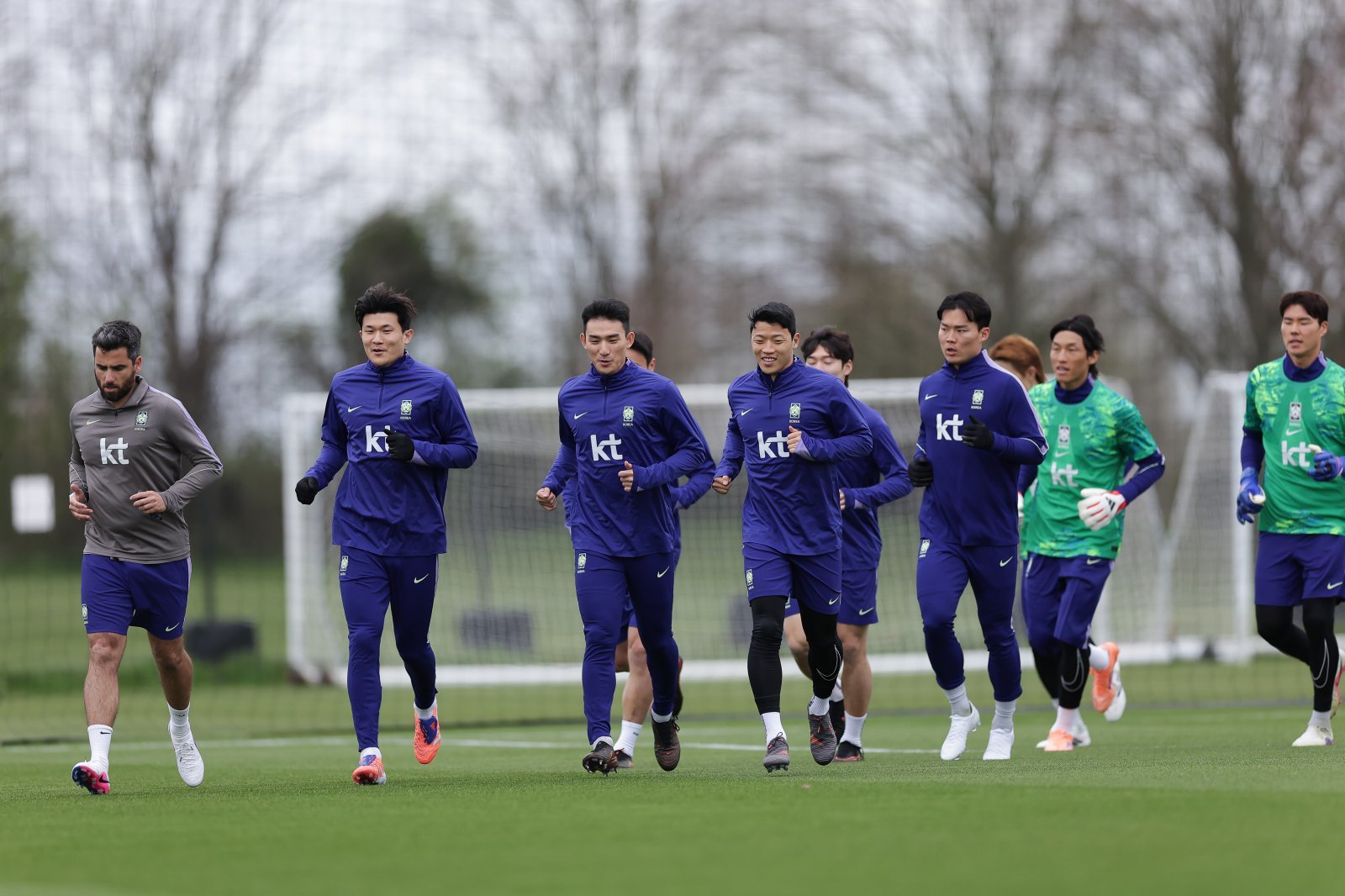 축구국가대표팀 선수들이 25일(한국시간) MK돈스 훈련장서 가볍게 뛰며 몸을 풀고 있다. 사진제공｜대한축구협회