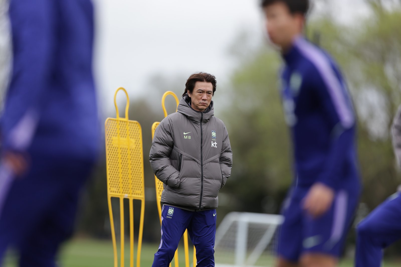 홍명보 축구대표팀 감독이 코트디부아르와 평가전을 앞두고 영국 밀턴킨스의 MK돈스 훈련장서 진행된 선수단 훈련을 지켜보고 있다. 사진제공｜대한축구협회