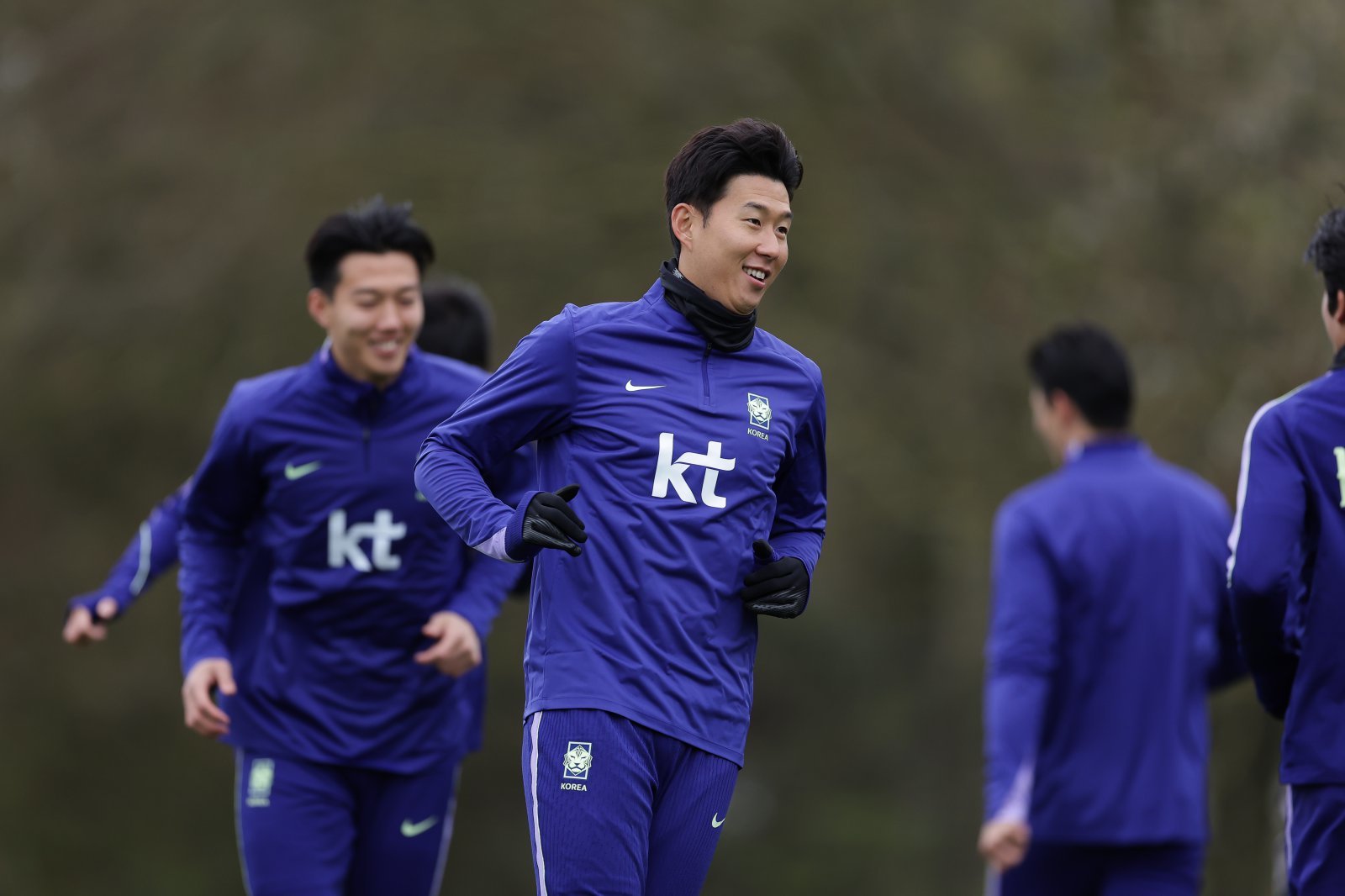 축구대표팀 주장 손흥민이 코트디부아르와 친선전을 앞두고 영국 밀턴킨스의 MK돈스 훈련장서 진행된 팀 훈련을 밝은 얼굴로 소화하고 있다. 사진제공｜대한축구협회