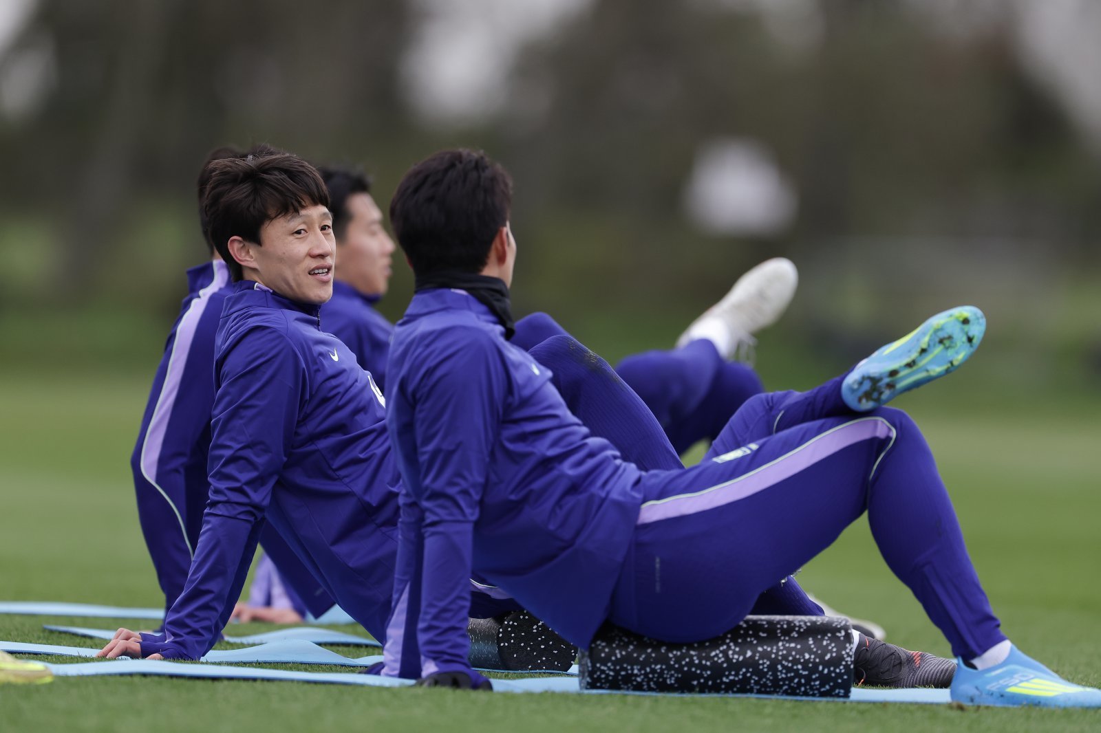 축구대표팀 베테랑 이재성이 코트디부아르와 친선전을 앞두고 영국 밀턴킨스의 MK돈스 훈련장서 진행된 팀 훈련 도중 동료와 대화하고 있다. 사진제공｜대한축구협회