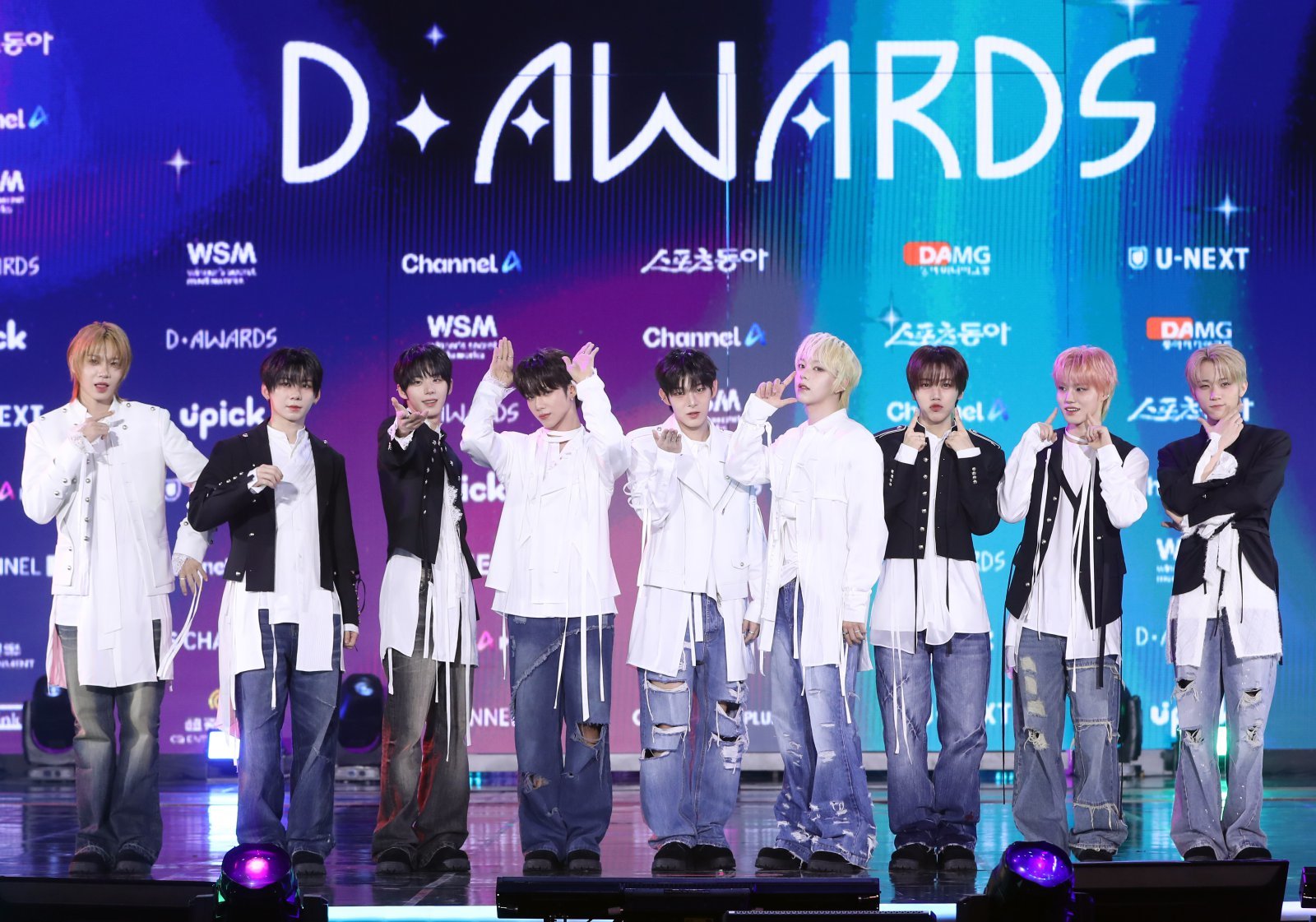 데뷔 1년도 안돼 ‘재계약설’의 주인공이 된 슈퍼 신예 아홉. 아홉은 2월 11일 열린 제2회 디 어워즈에서 ‘자체 최다 수상’인 4관왕에 오르는 기염을 토하기도 했다. 스포츠동아DB