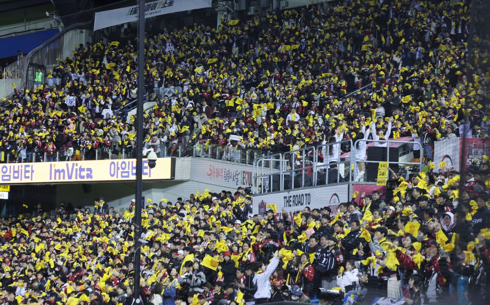 지난해 10월 27일 잠실구장서 열린 한화와 LG의 ‘2025 신한 SOL 뱅크 KBO 한국시리즈’ 2차전에서 LG 홈팬들이 열띤 응원을 보내고 있는 모습. 뉴시스