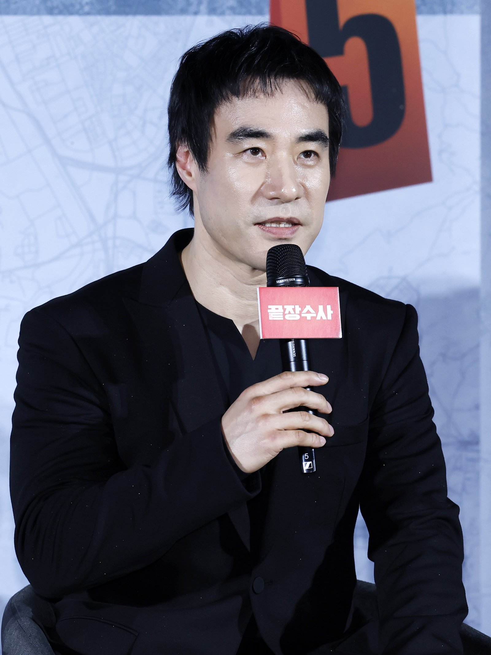 [서울=뉴시스] 김혜진 기자 = 배우 배성우가 9일 오전 서울 용산구 CGV용산아이파크몰에서 열린 영화 ‘끝장수사’ 제작보고회에서 인사말을 하고  있다. 2026.03.09. jini@newsis.com