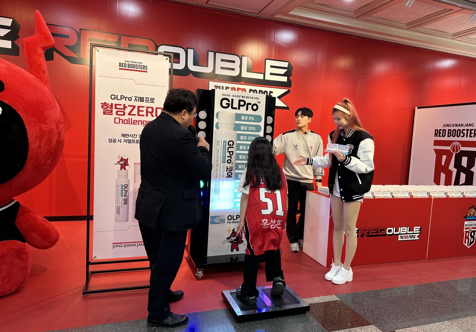 정관장이 안양 레드부스터스 홈경기장에서 ‘GLPro 혈당 제로 챌린지’ 부스를 운영하며 스포츠 마케팅 활동을 펼치고 있다. 사진제공｜정관장