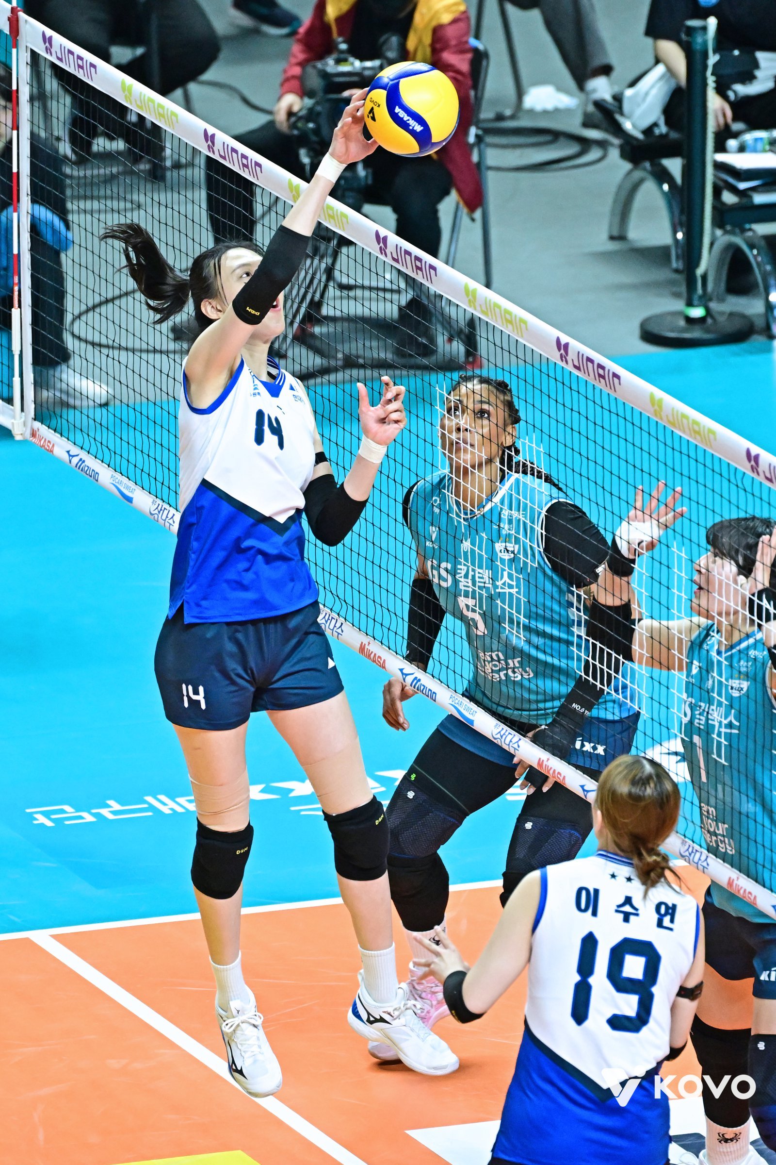 현대건설 미들블로커 양효진(14번)이 이번 시즌 V리그 여자부 정규리그에서 GS칼텍스를 상대로 속공을 시도하는 모습. 사진제공｜KOVO