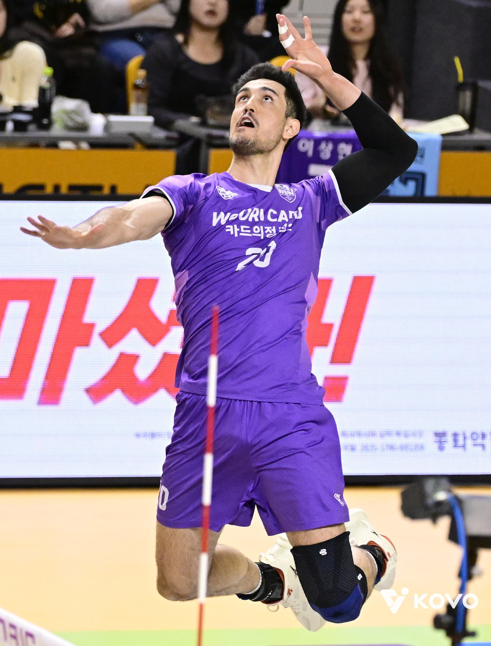 우리카드 아라우조가 25일 의정부 경민대기념관서 열린 KB손해보험과 준PO 원정경기 도중 스파이크를 하고 있다. 사진제공｜KOVO