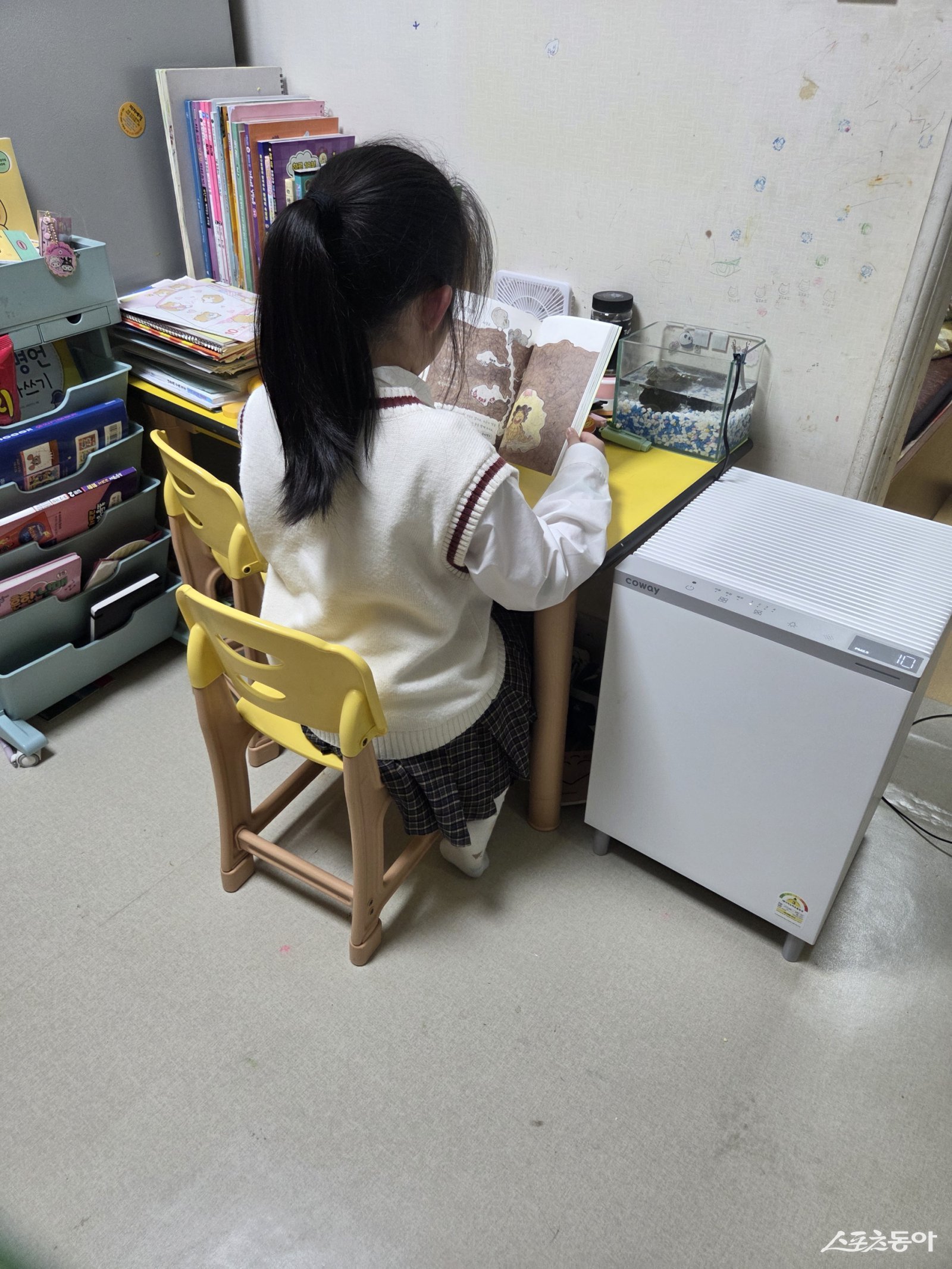 수혜가구 아동의 감사편지 작성 모습. (사진제공=부산항만공사)